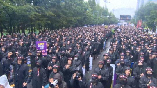 전국삼성전자노동조합(이하 전삼노)이 지난 8일 삼성 화성사업장에서 총파업 결의대회를 열고 있다. 전삼도 유튜브 채널 캡쳐.